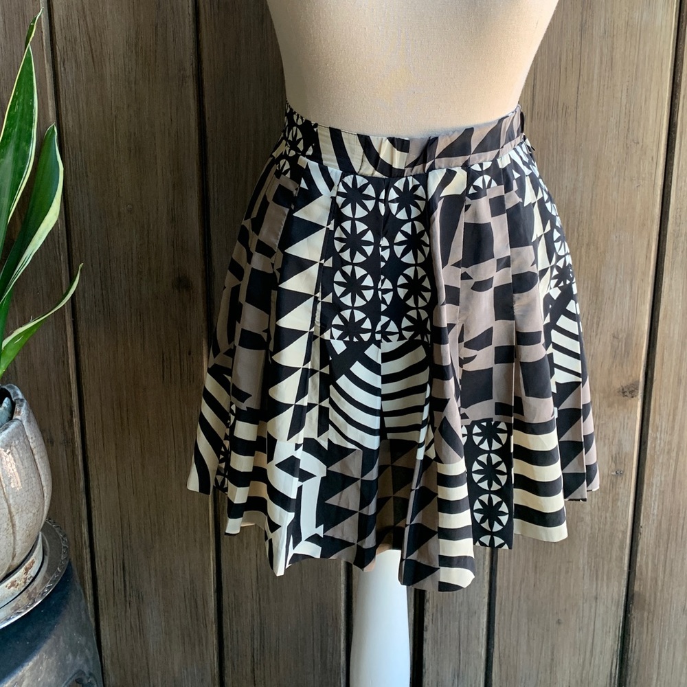 Graphic • print pleated skirt
